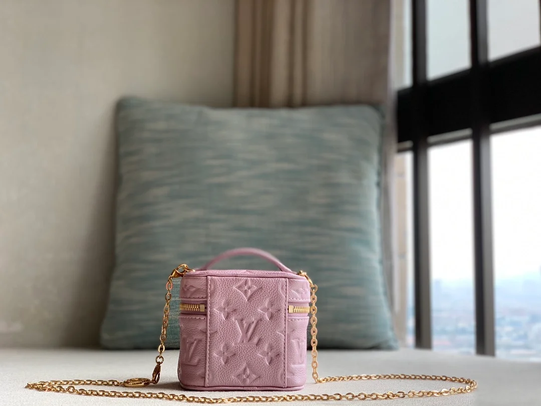 루이비통 마이크로 베니티 백 M82168