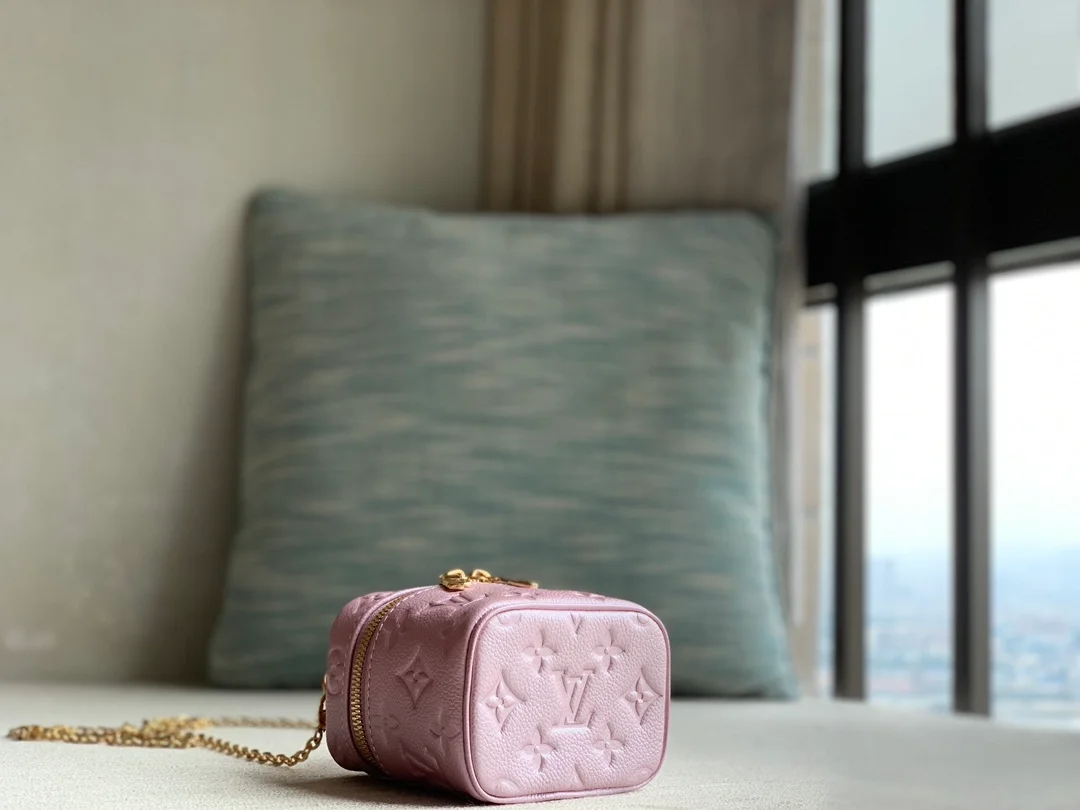 루이비통 마이크로 베니티 백 M82168