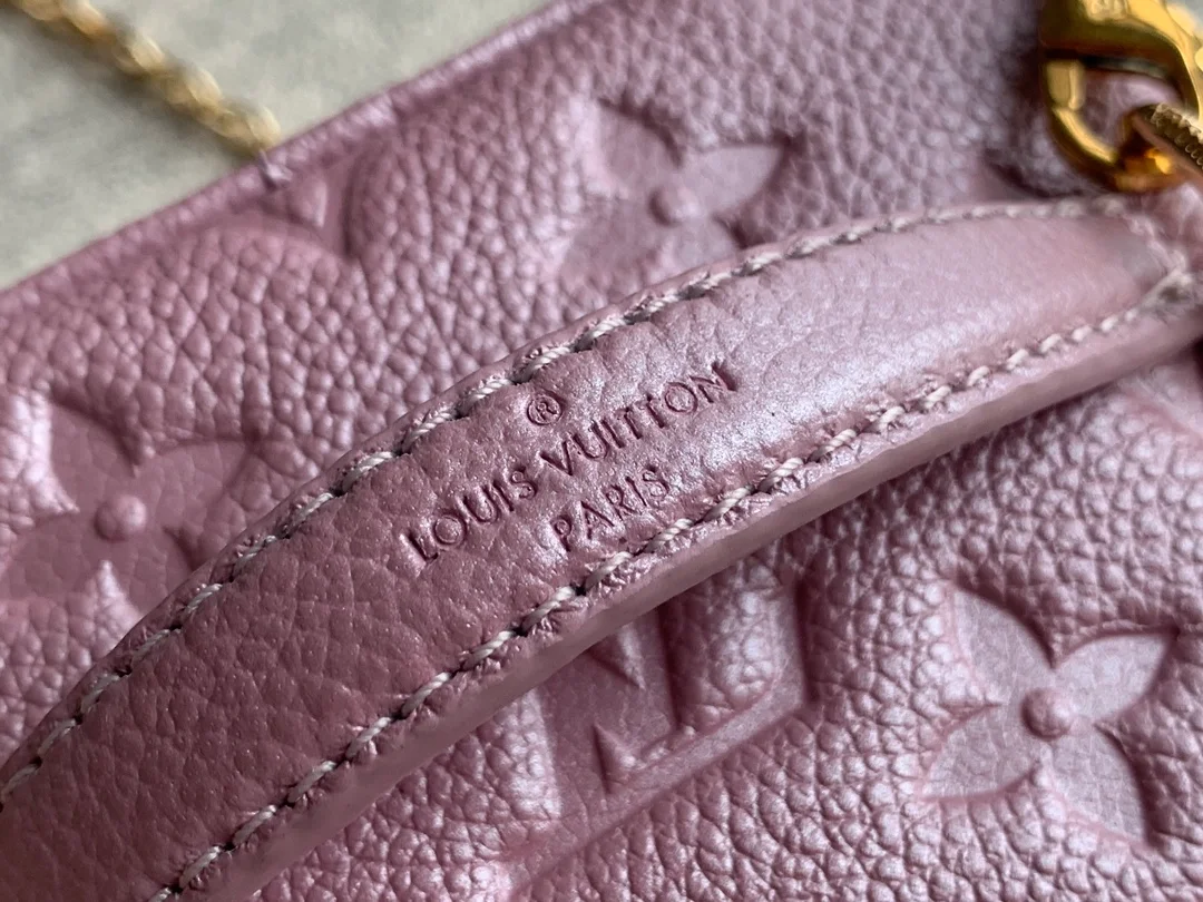 루이비통 마이크로 베니티 백 M82168