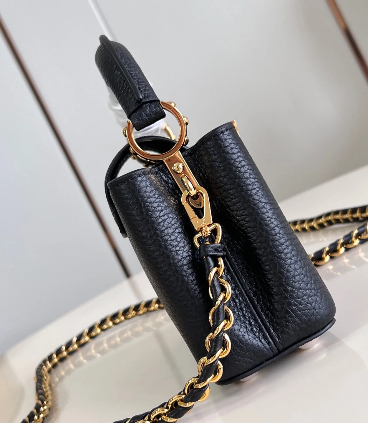 루이비통 카퓌신 나노 백 M10166