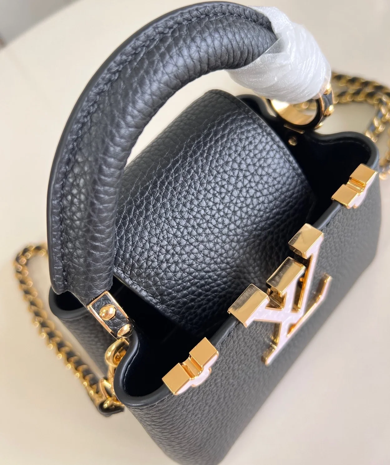 루이비통 카퓌신 나노 백 M10166