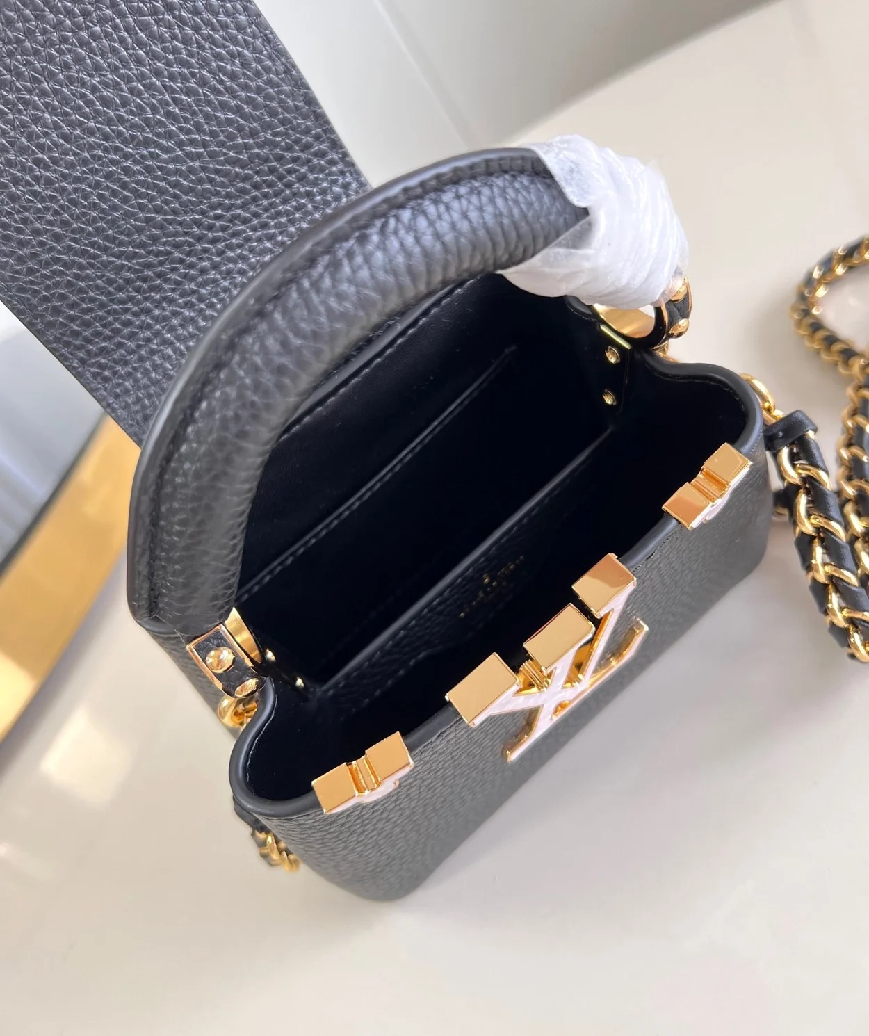 루이비통 카퓌신 나노 백 M10166