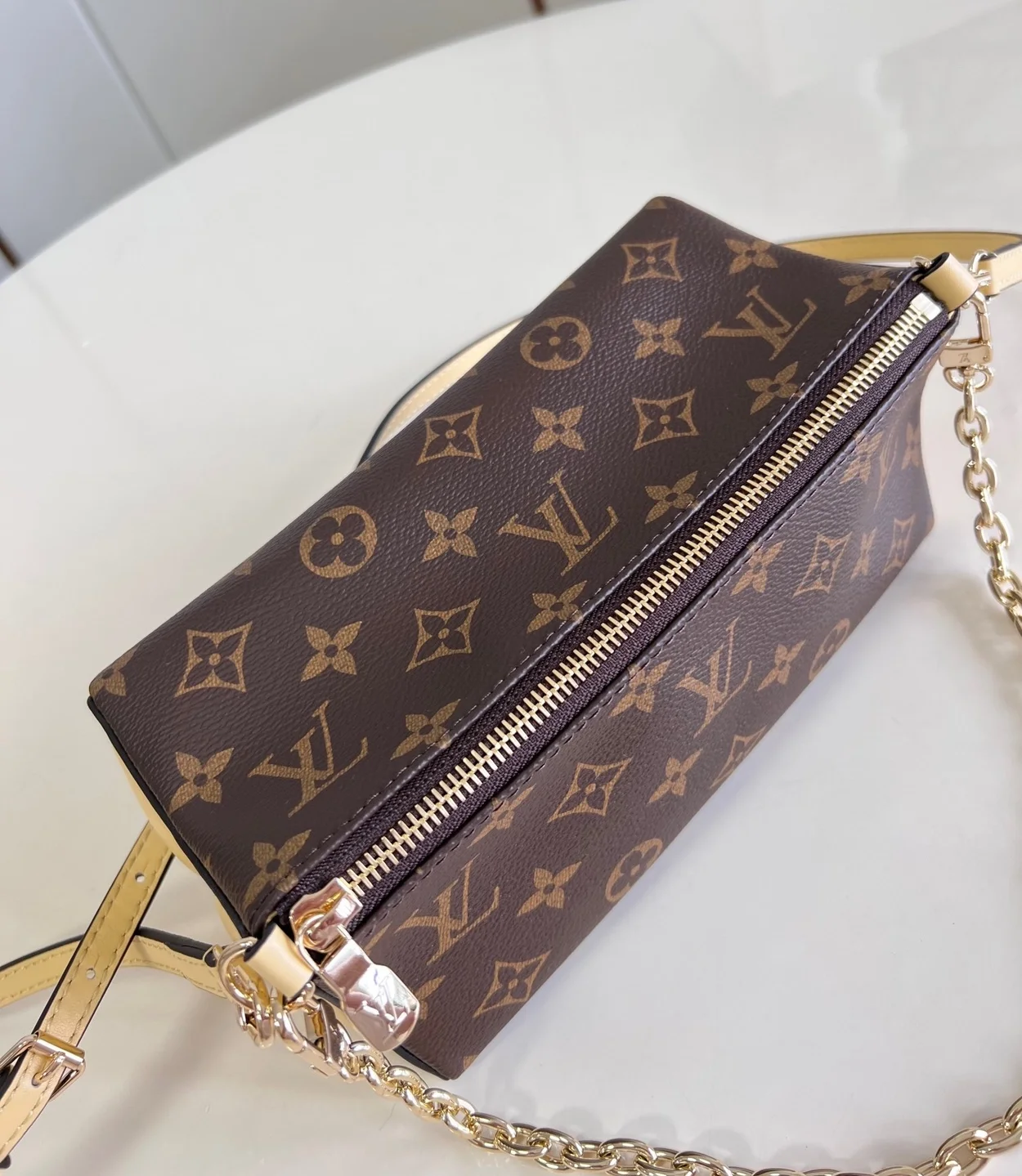 루이비통 블룸 파우치 M11672