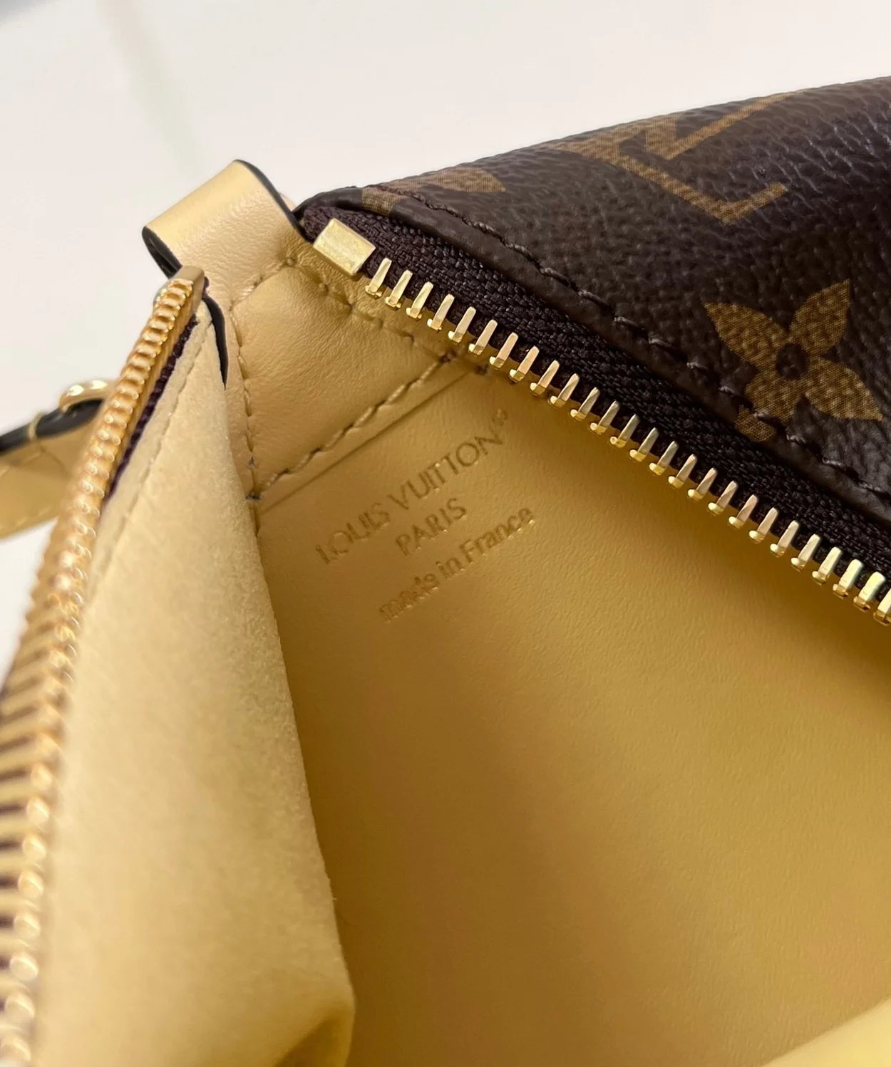 루이비통 블룸 파우치 M11672