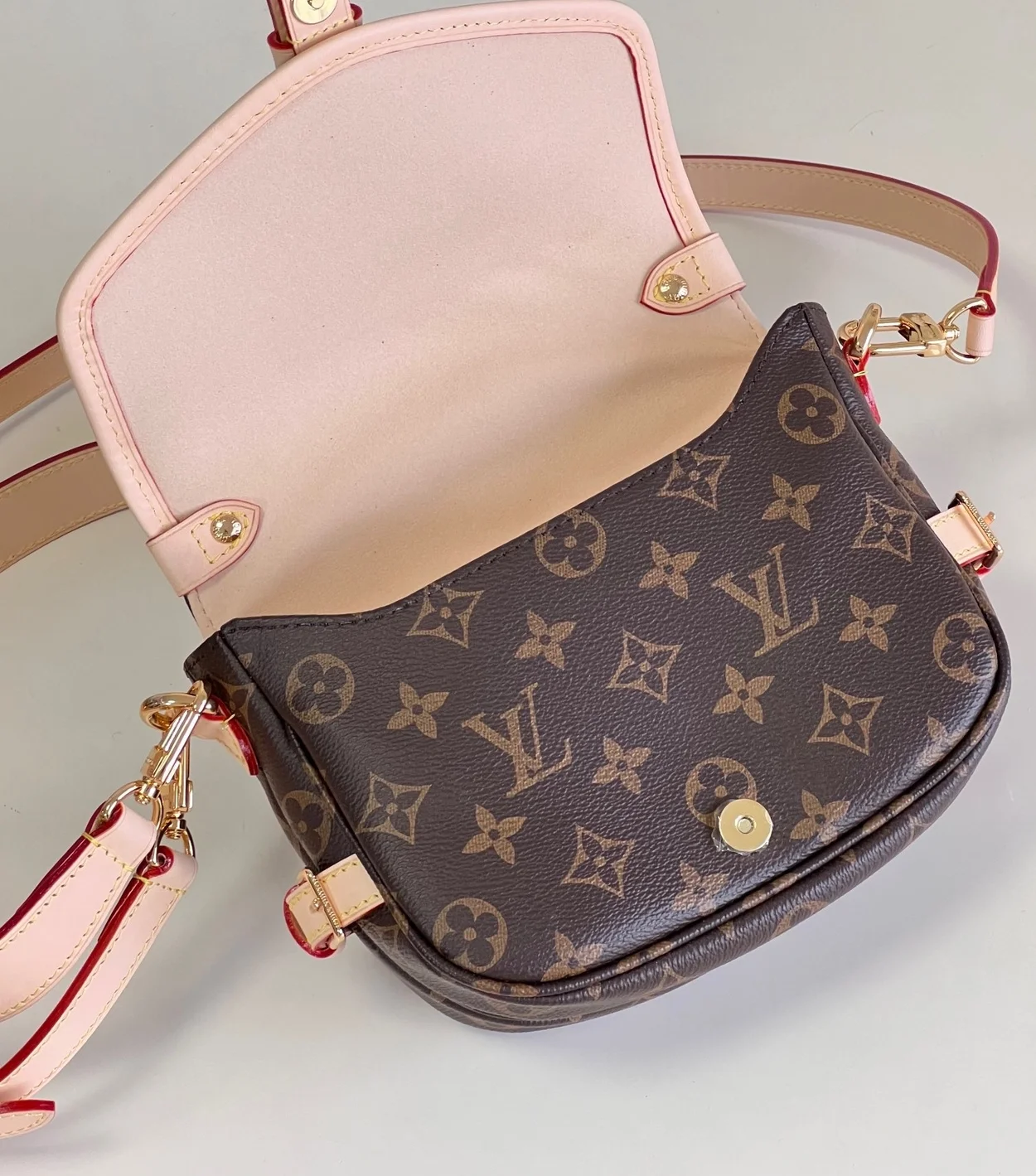 루이비통 소뮈르 BB M46740