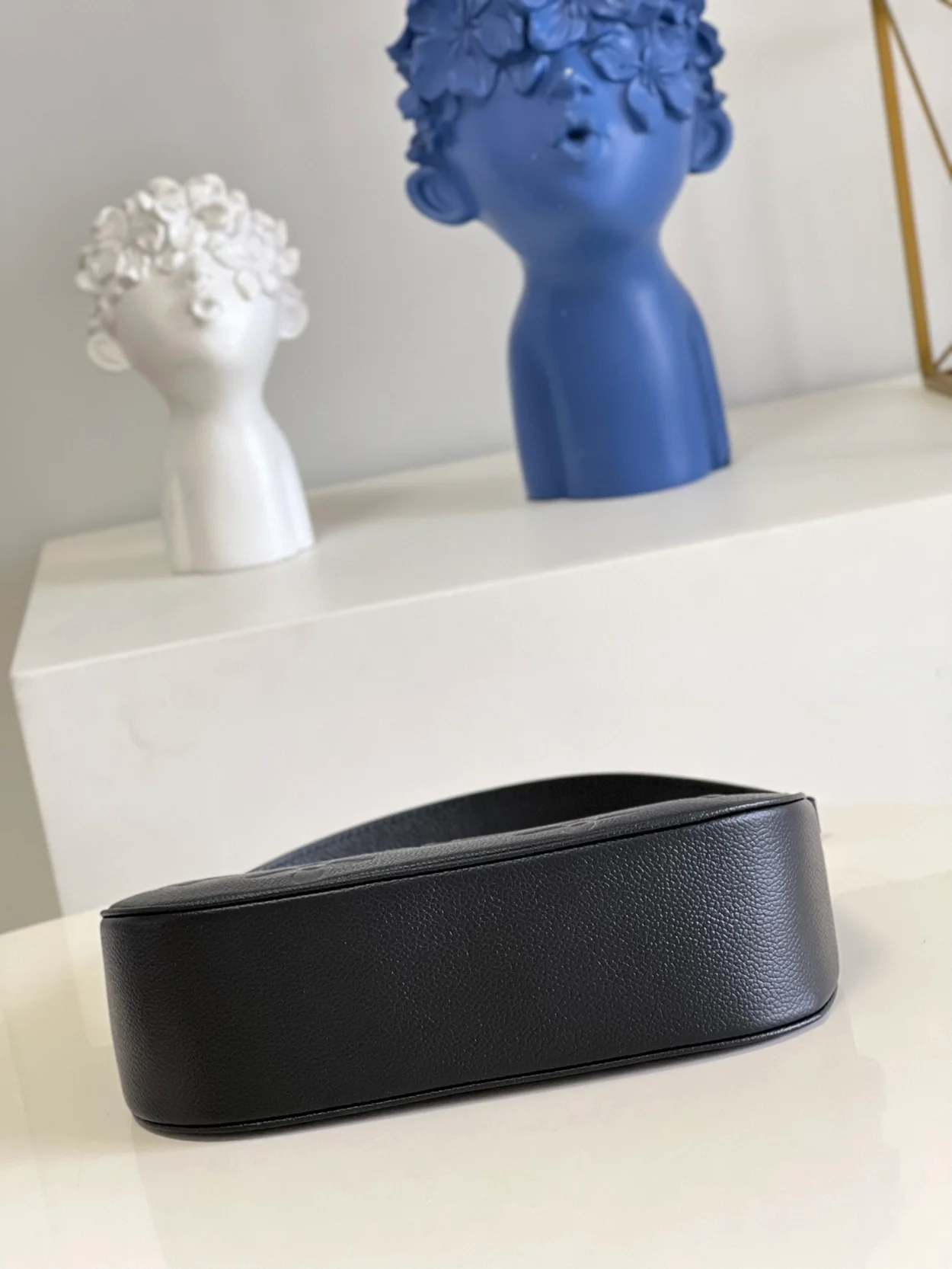 루이비통 바가텔 모노그램 앙프렝뜨 레더 블랙 M46002