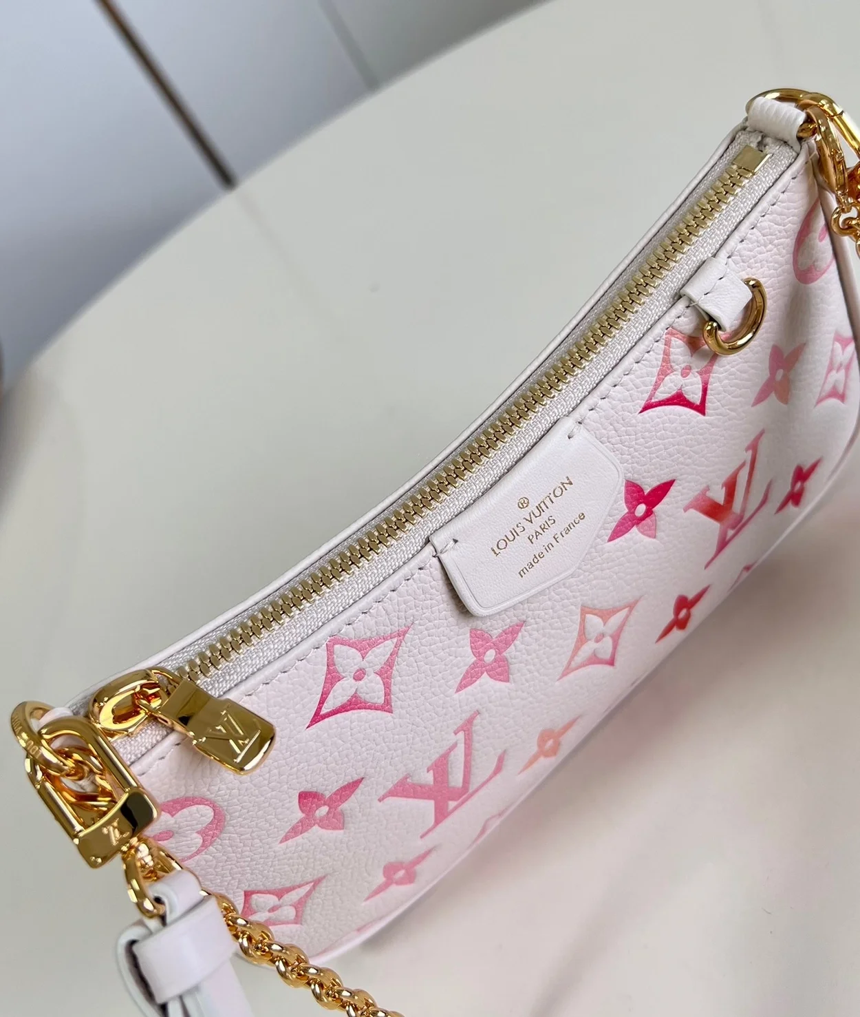 루이비통 이지 파우치 온 스트랩 M83448