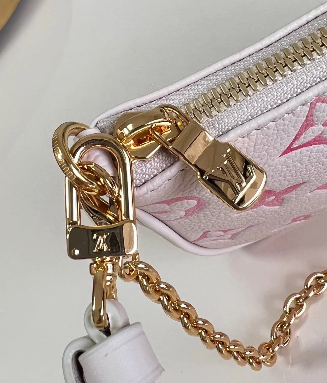 루이비통 이지 파우치 온 스트랩 M83448