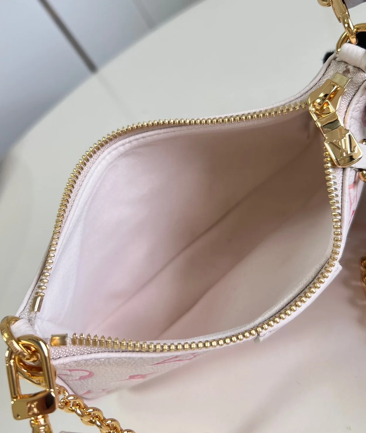 루이비통 이지 파우치 온 스트랩 M83448