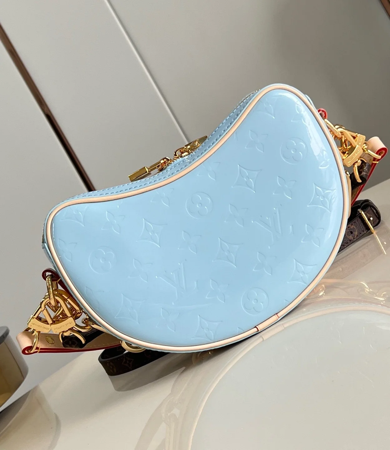 루이비통 크로아상 PM 모노그램 베르니 백 M24021