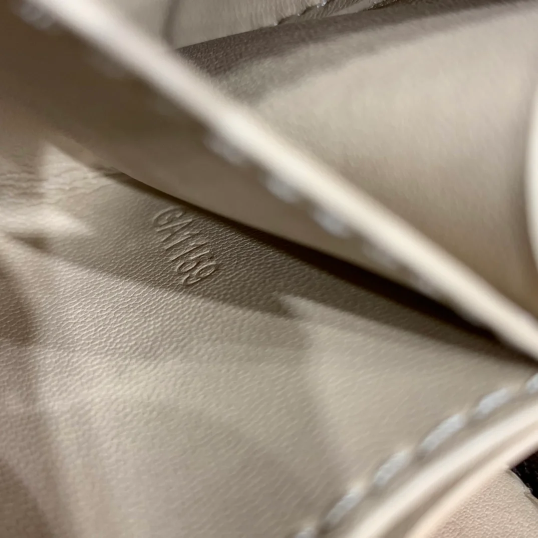 루이비통 미니 부아뜨 샤포 백 M44699