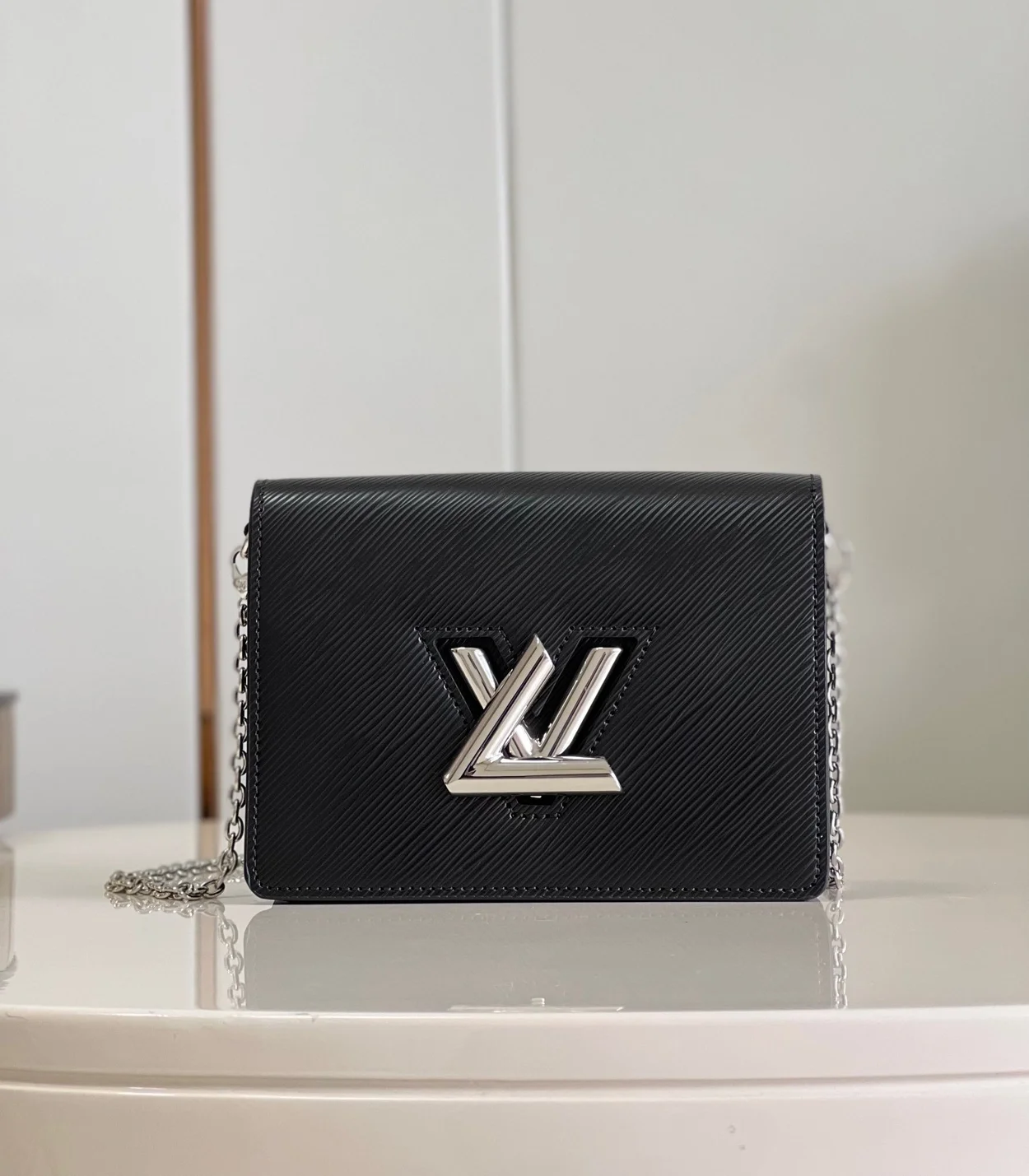 루이비통 트위스트 벨트 체인 파우치 M68560