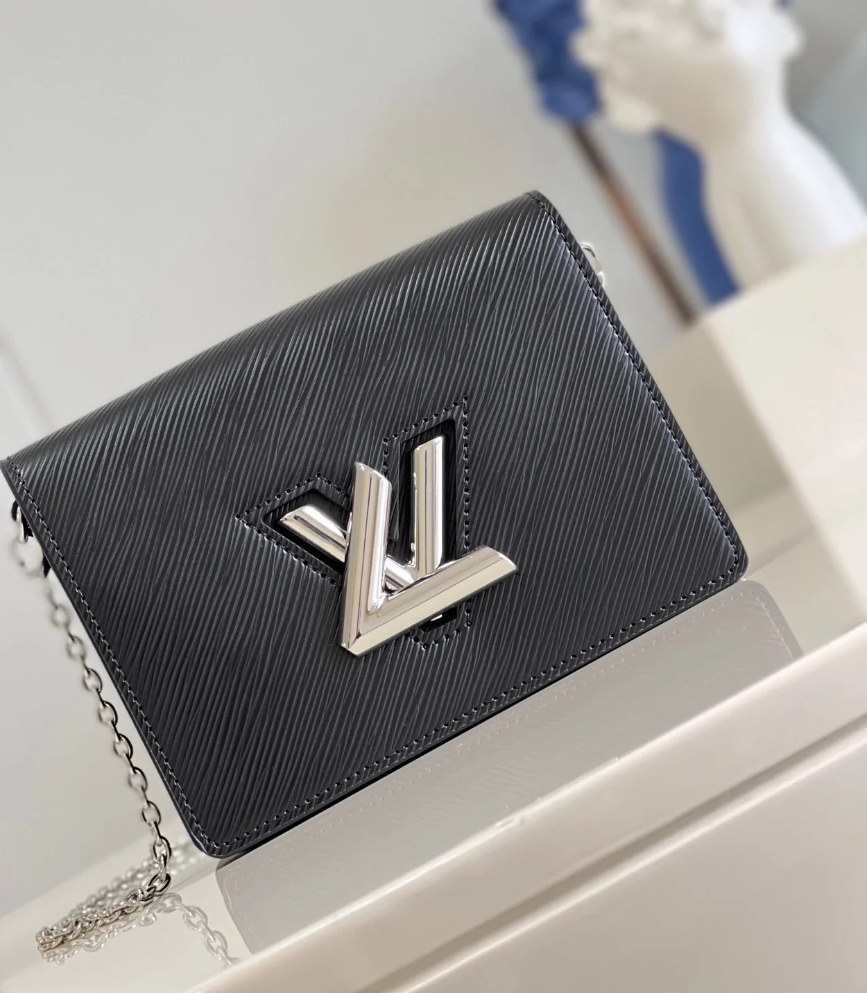 루이비통 트위스트 벨트 체인 파우치 M68560