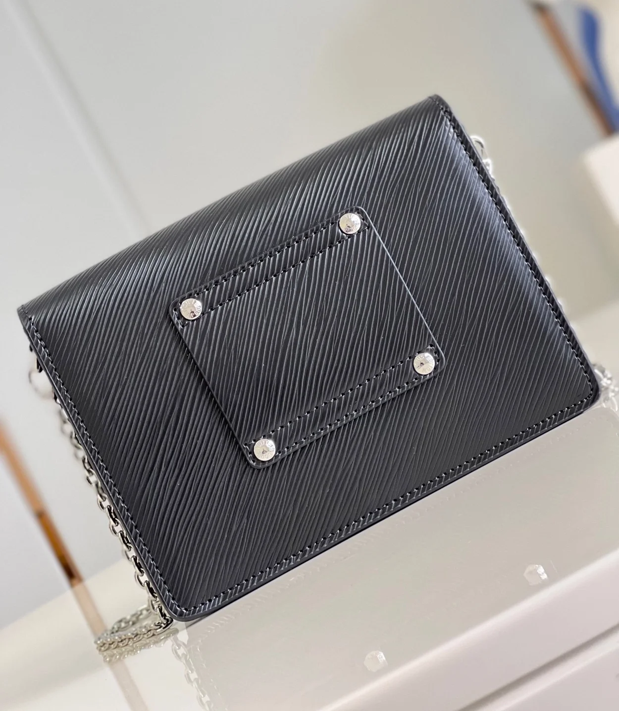 루이비통 트위스트 벨트 체인 파우치 M68560