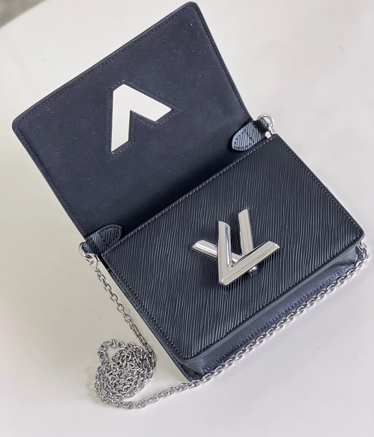 루이비통 트위스트 벨트 체인 파우치 M68560