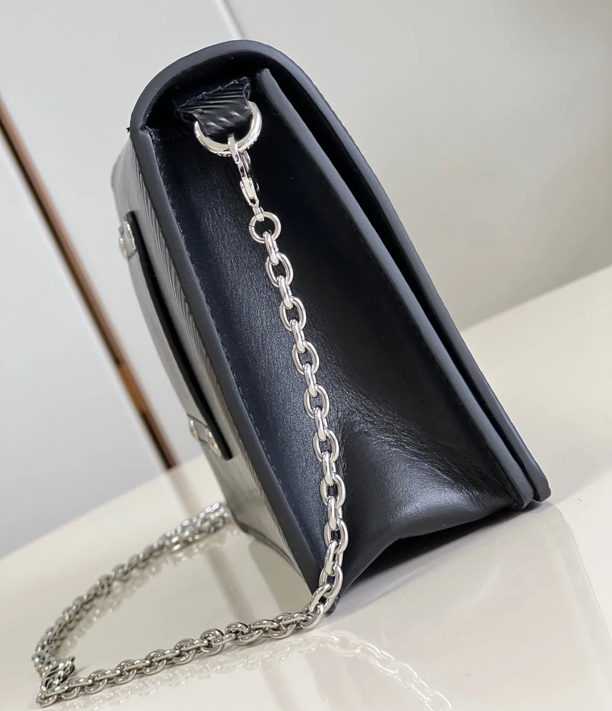 루이비통 트위스트 벨트 체인 파우치 M68560