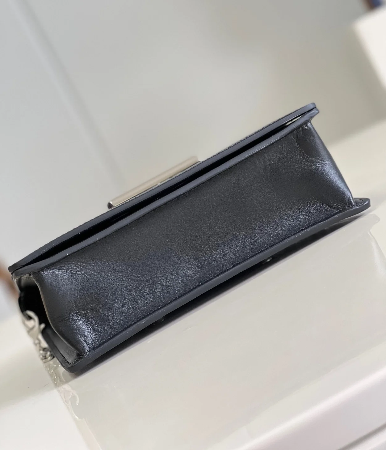 루이비통 트위스트 벨트 체인 파우치 M68560