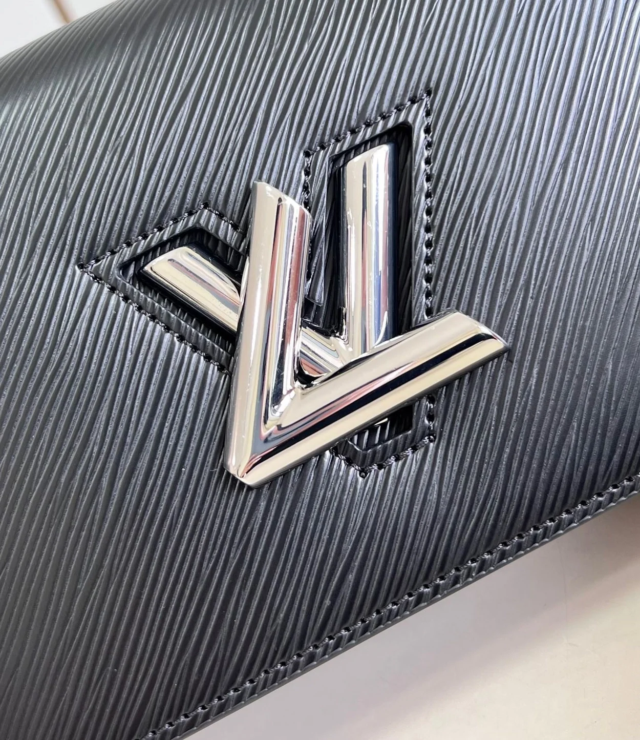 루이비통 트위스트 벨트 체인 파우치 M68560