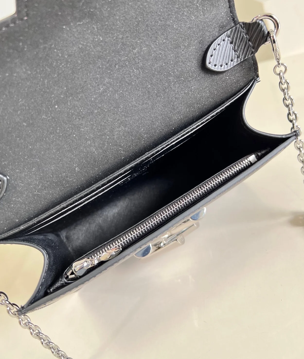 루이비통 트위스트 벨트 체인 파우치 M68560