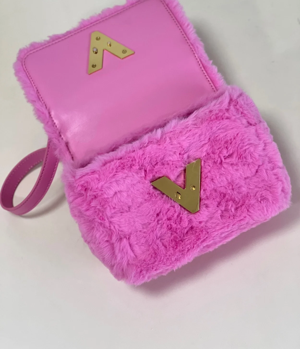 루이비통 트위스트 MM M21320