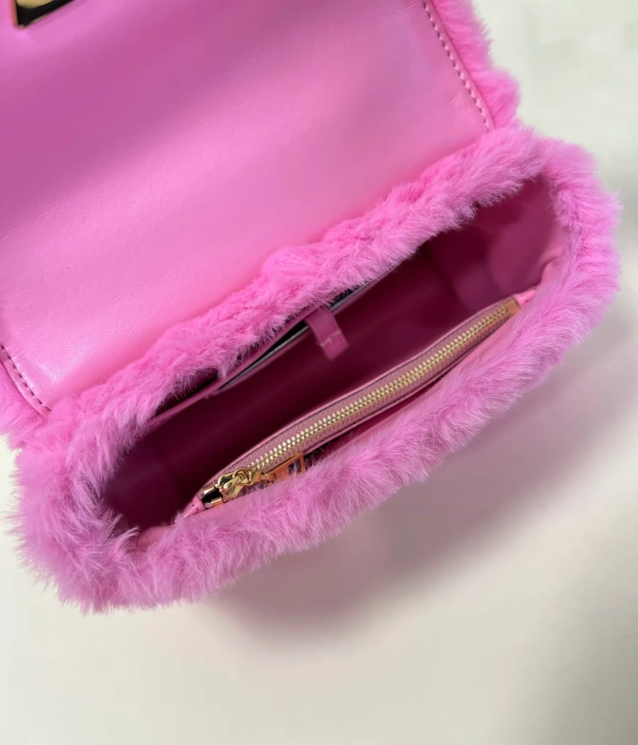 루이비통 트위스트 MM M21320