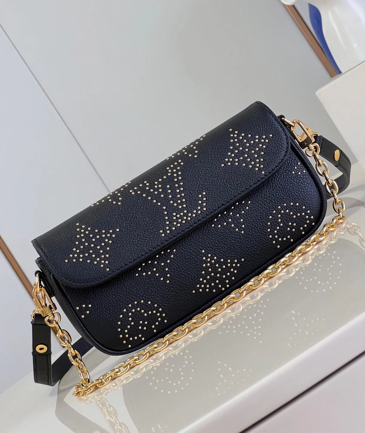 루이비통 체인 아이비 월릿 M82653