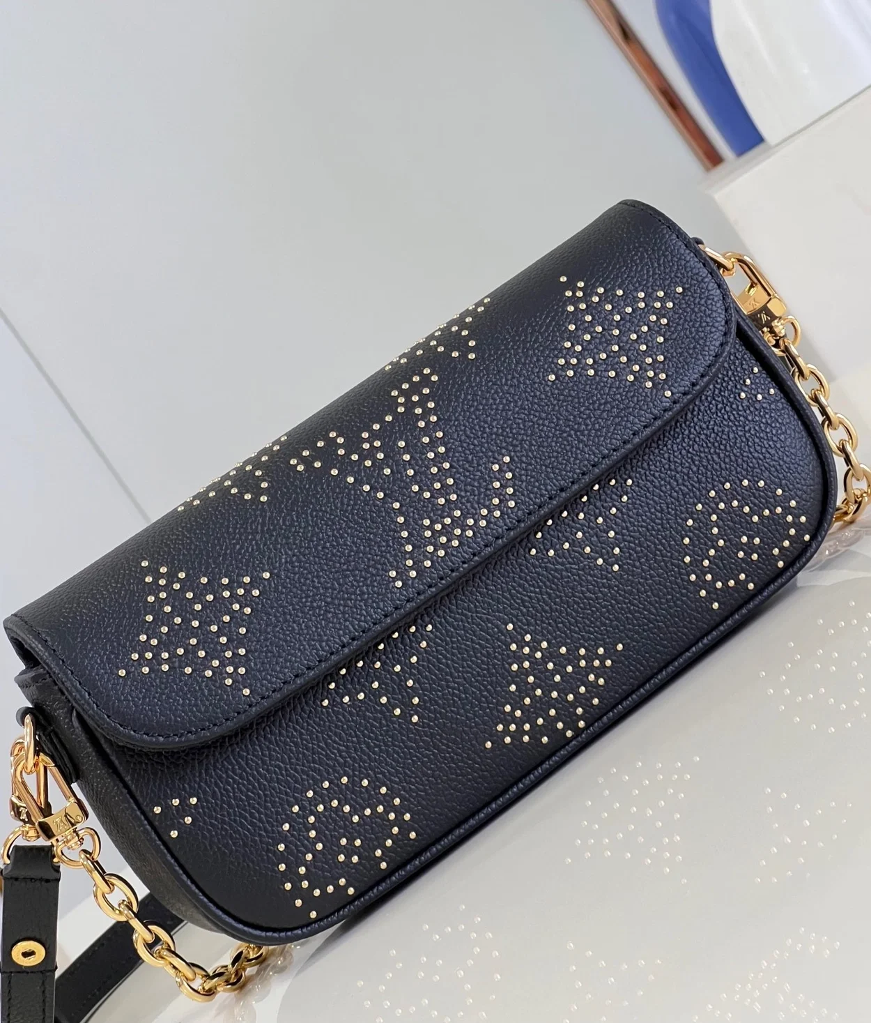 루이비통 체인 아이비 월릿 M82653