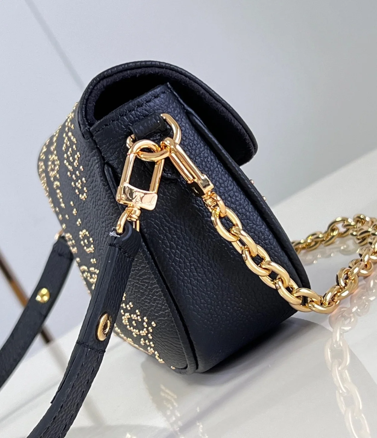 루이비통 체인 아이비 월릿 M82653