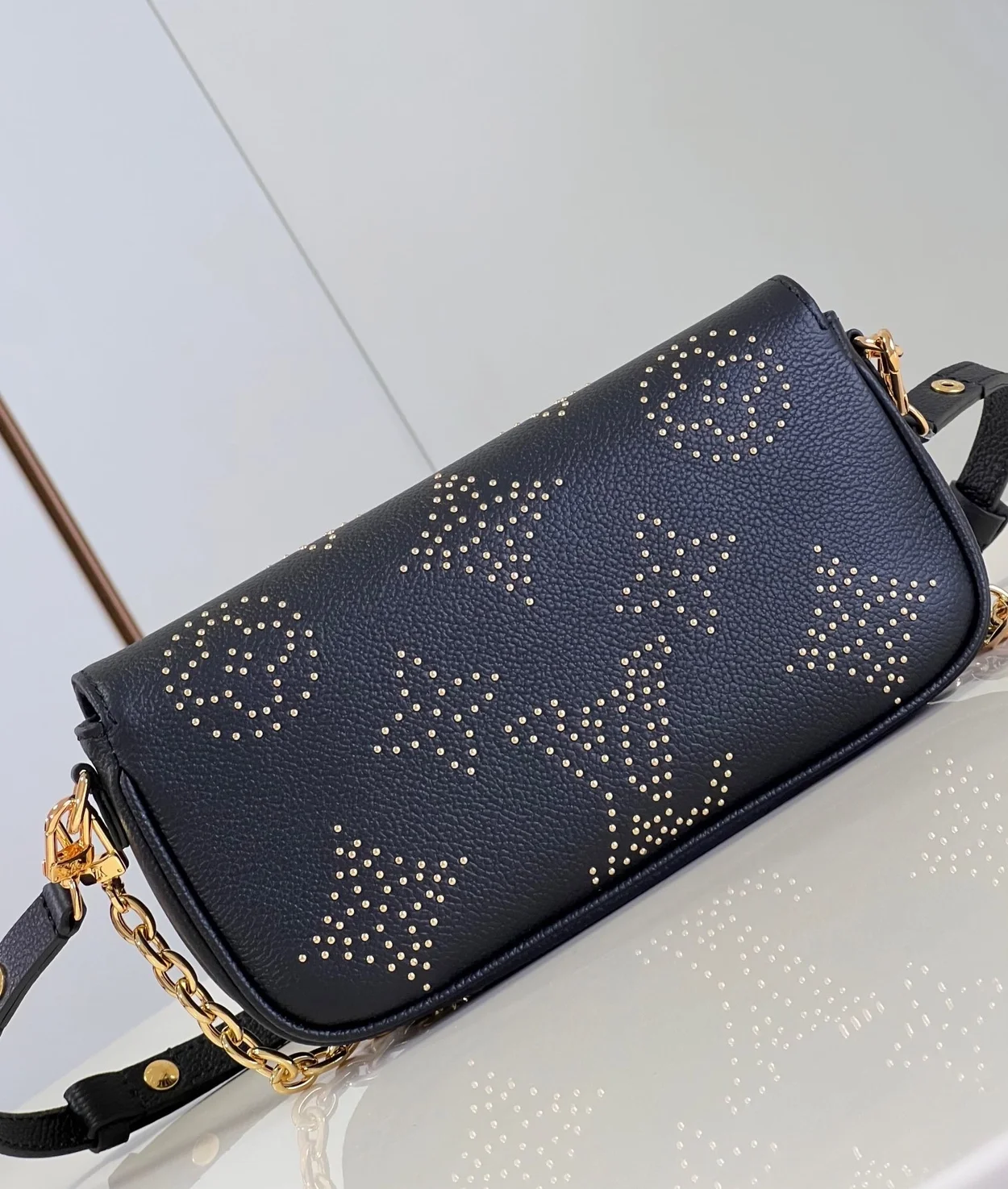 루이비통 체인 아이비 월릿 M82653