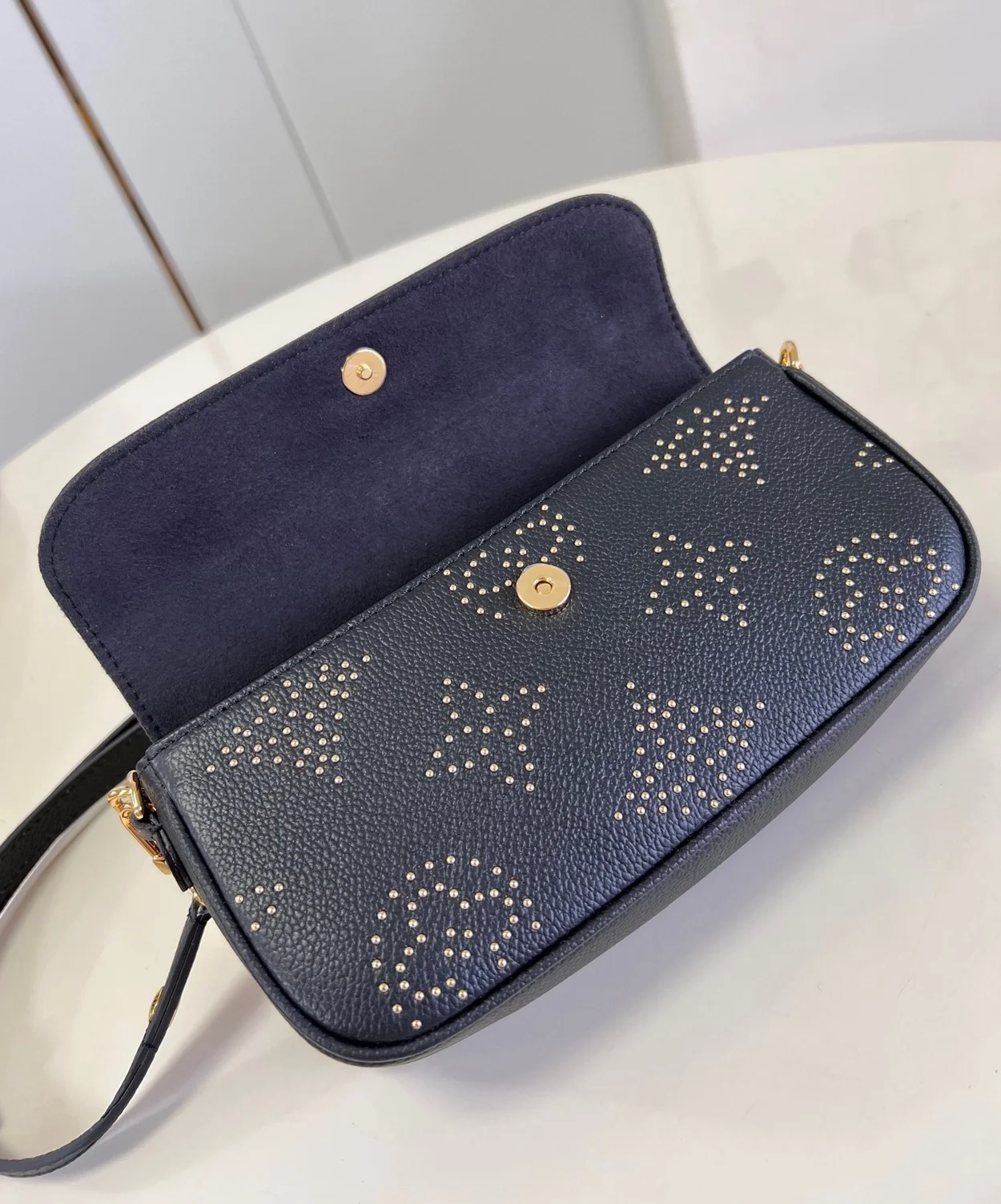 루이비통 체인 아이비 월릿 M82653