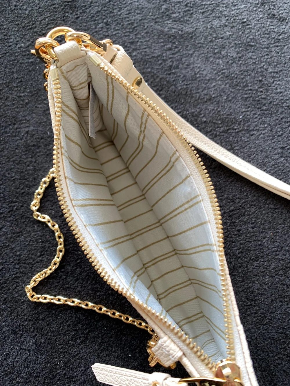 루이비통 이지 파우치 온 스트랩 M81066