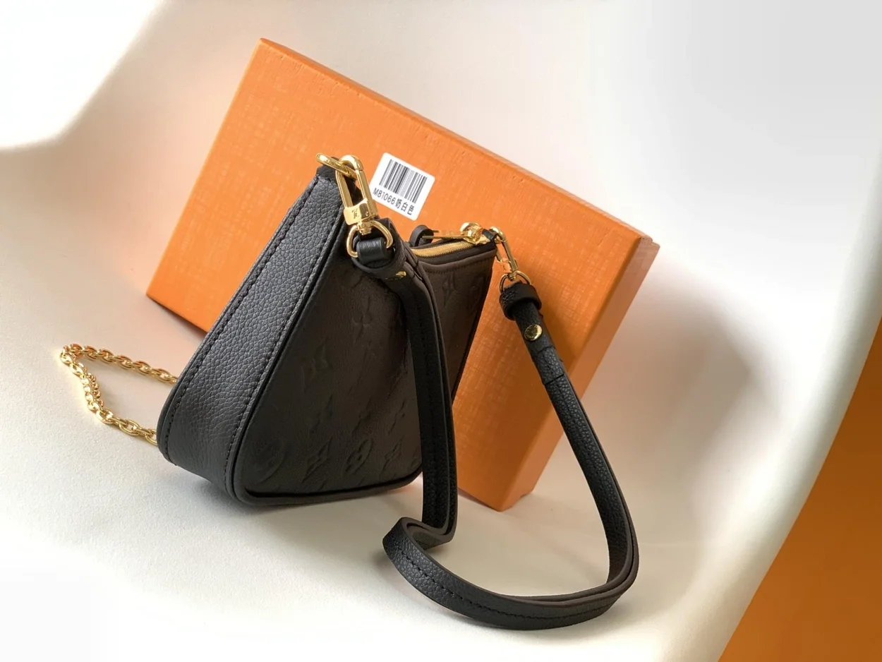 루이비통 이지 파우치 온 스트랩 M80349