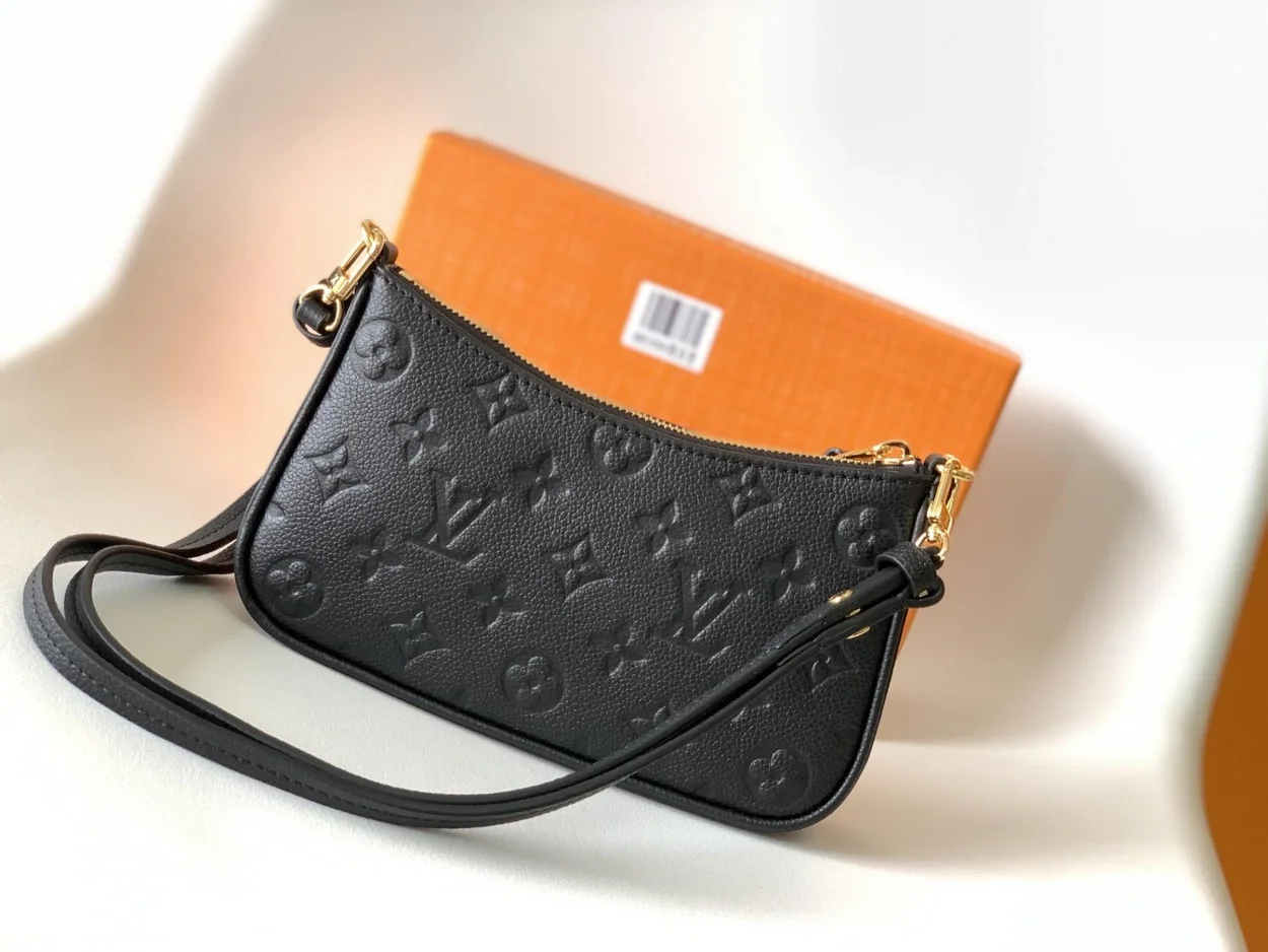 루이비통 이지 파우치 온 스트랩 M80349