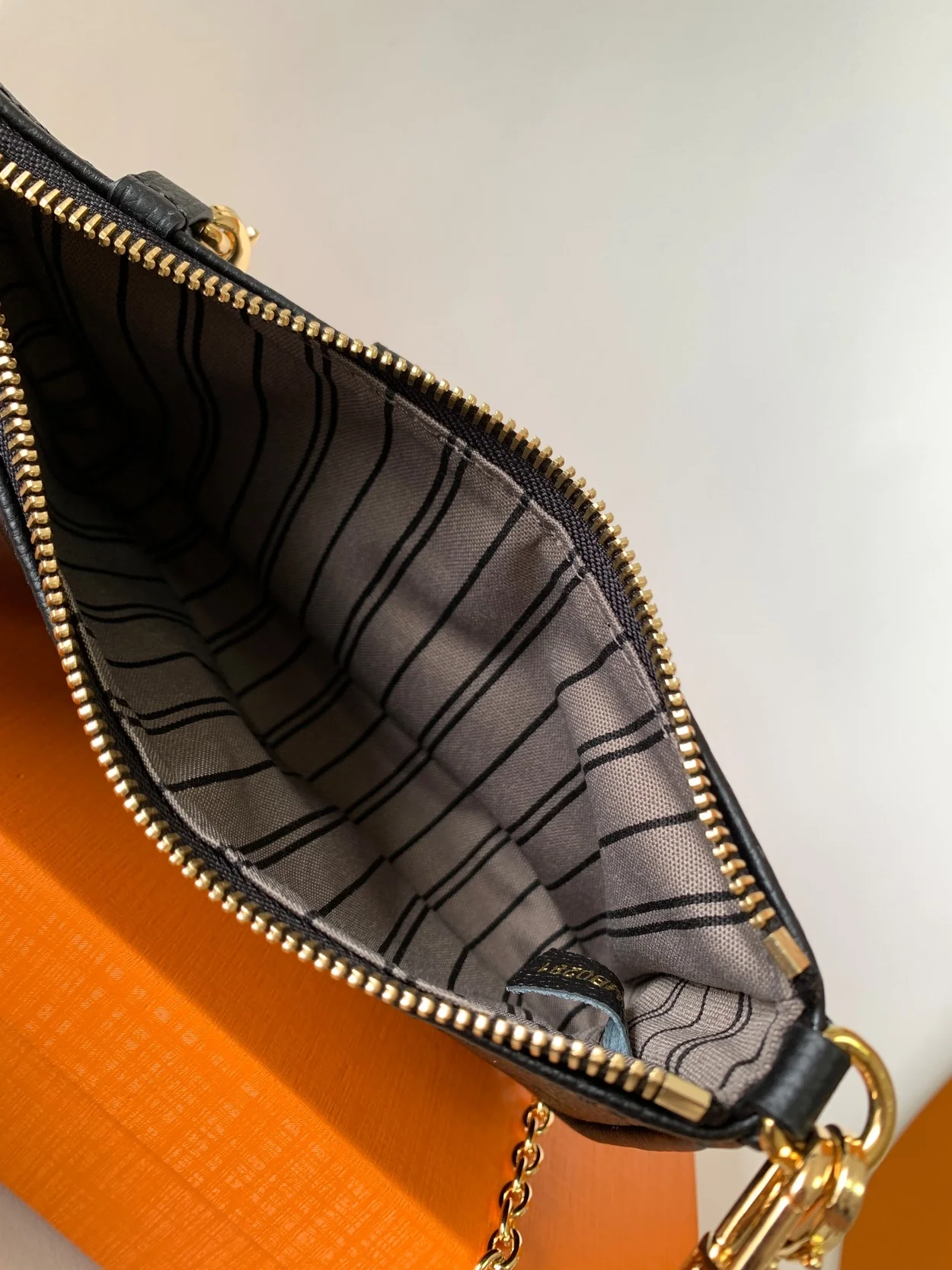 루이비통 이지 파우치 온 스트랩 M80349