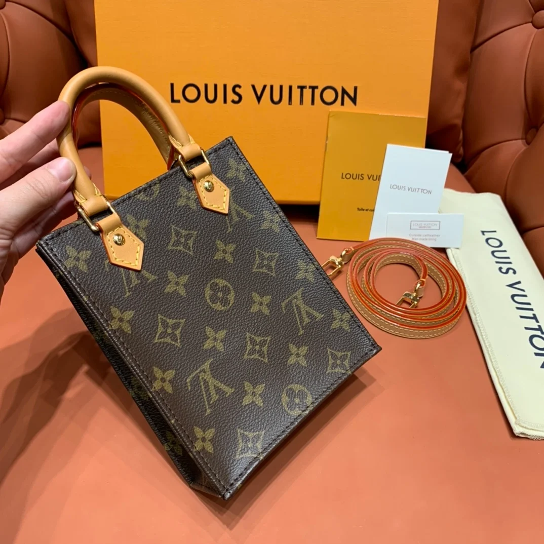 루이비통 쁘띠 삭 플라 모노그램 백 M81295