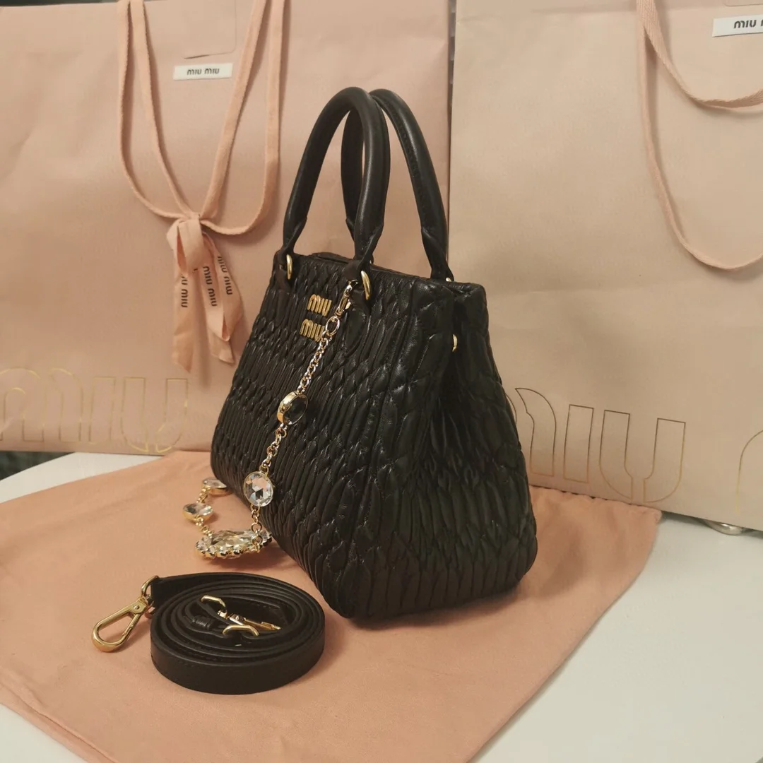 미우미우 크리스탈 클로케 나파 가죽 핸드백 블랙