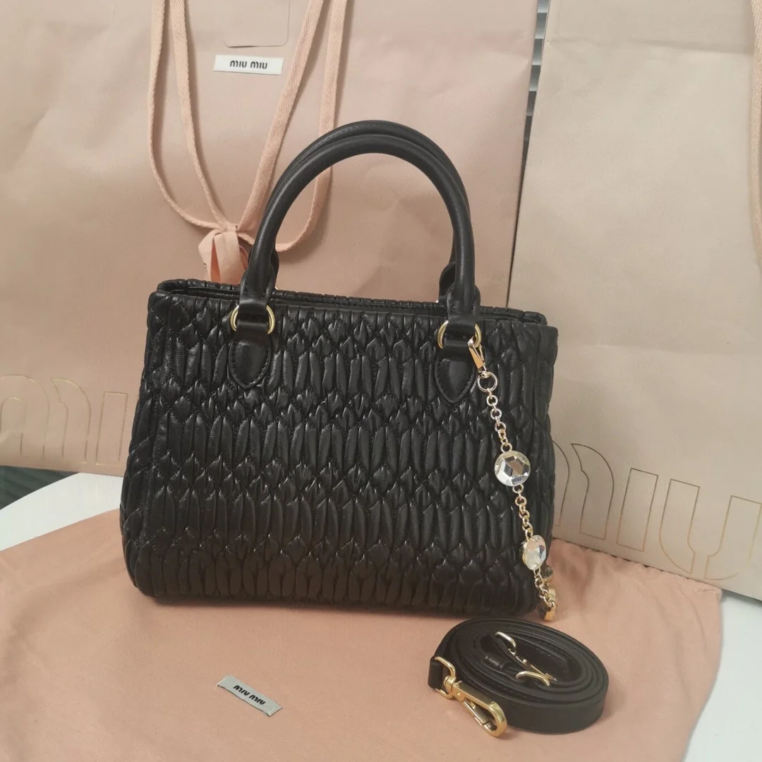 미우미우 크리스탈 클로케 나파 가죽 핸드백 블랙