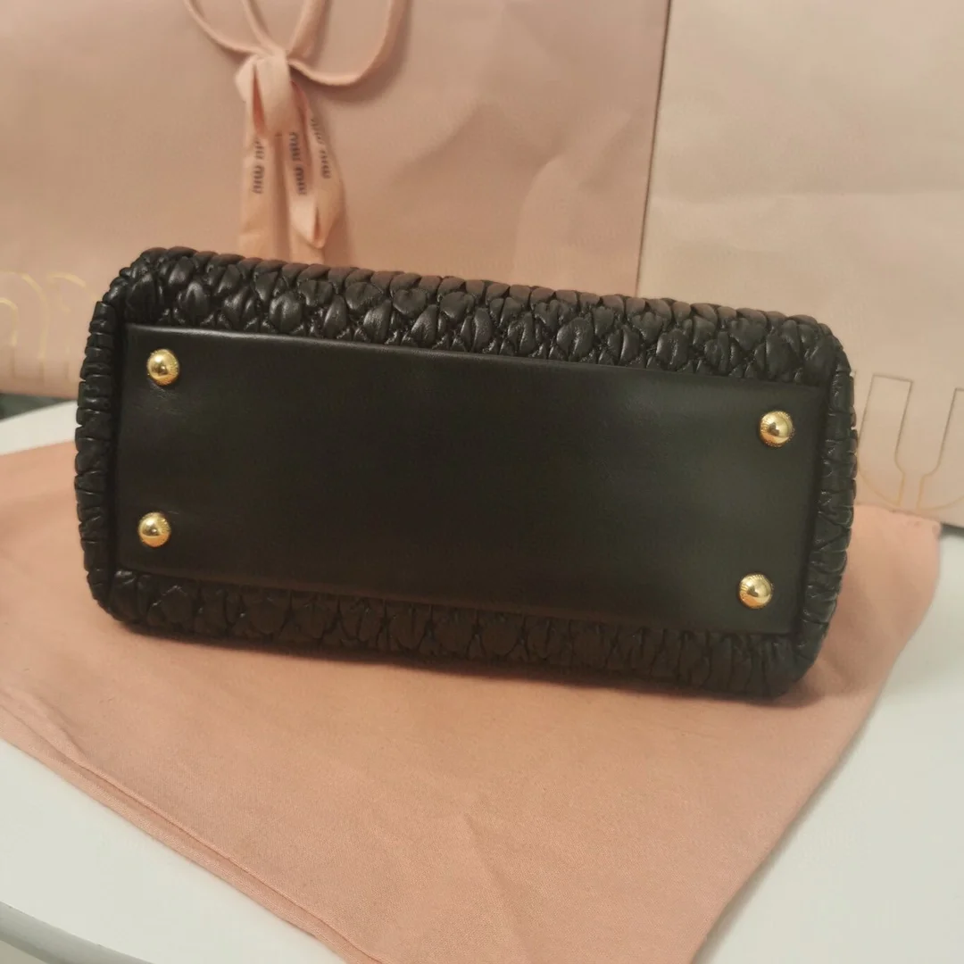 미우미우 크리스탈 클로케 나파 가죽 핸드백 블랙