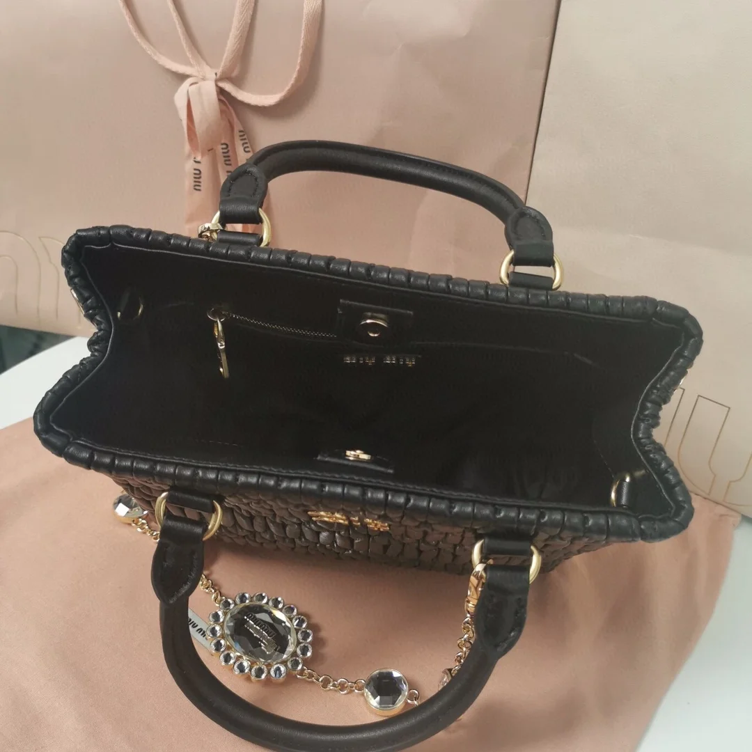 미우미우 크리스탈 클로케 나파 가죽 핸드백 블랙