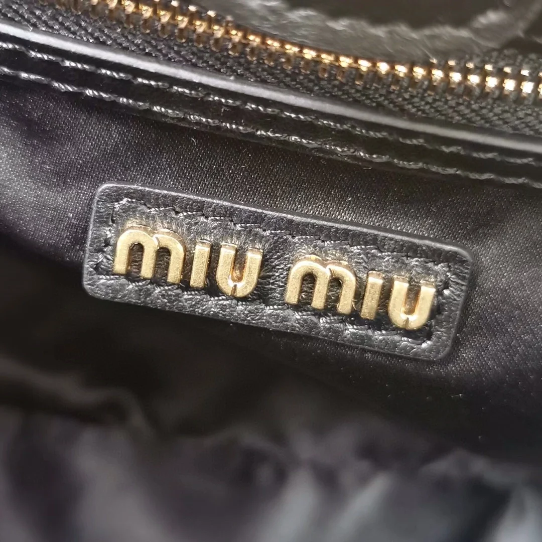 미우미우 크리스탈 클로케 나파 가죽 핸드백 블랙