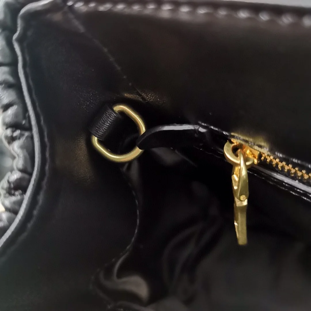 미우미우 크리스탈 클로케 나파 가죽 핸드백 블랙