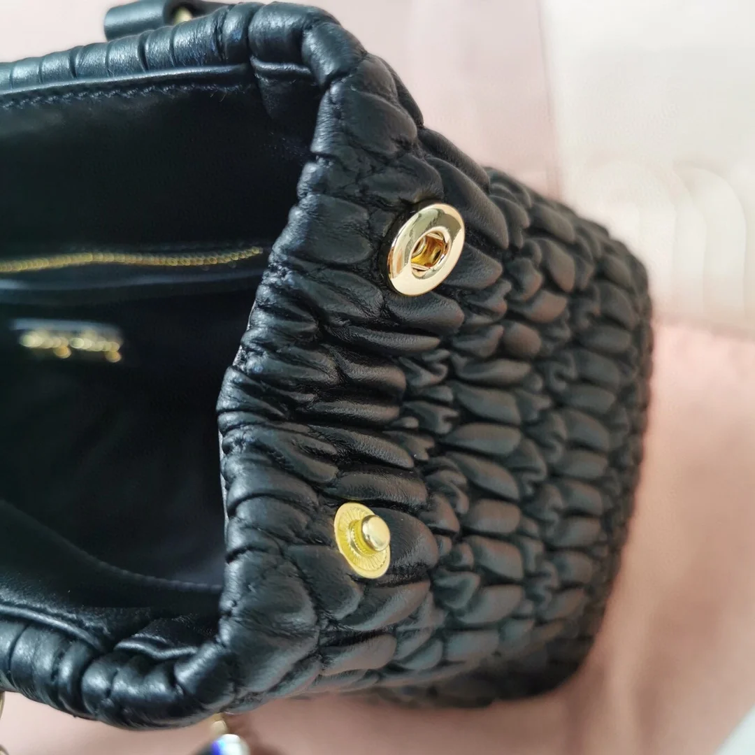 미우미우 크리스탈 클로케 나파 가죽 핸드백 블랙