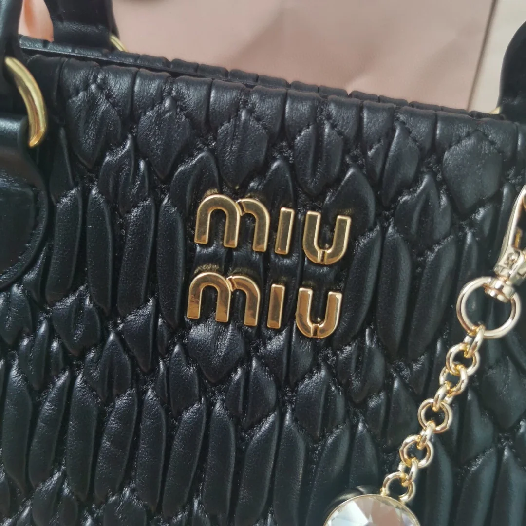 미우미우 크리스탈 클로케 나파 가죽 핸드백 블랙