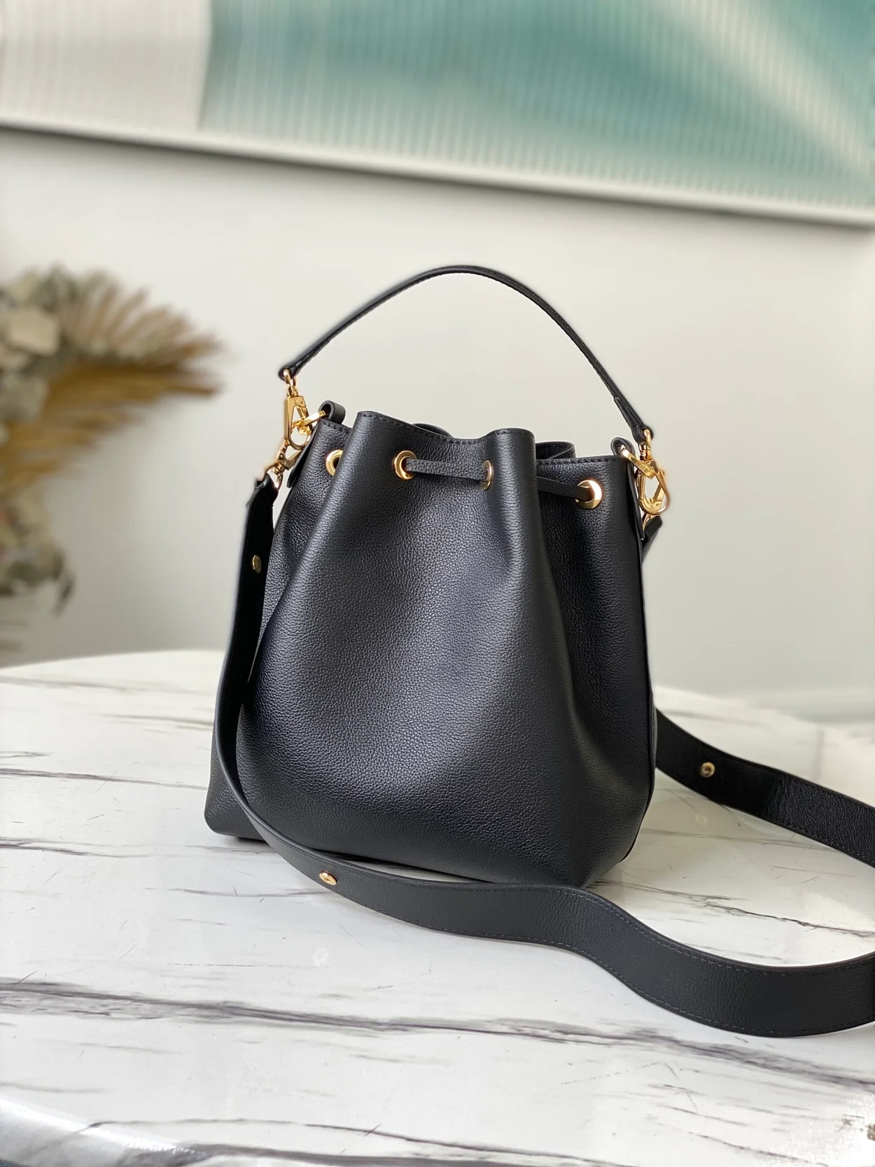 루이비통 카프스킨 락미 버킷 백 MM M57687