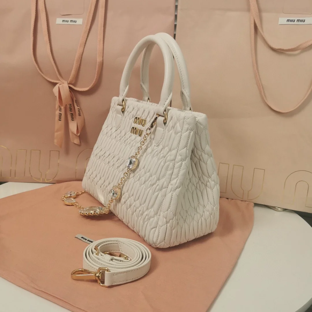 미우미우 크리스탈 클로케 나파 가죽 핸드백 화이트