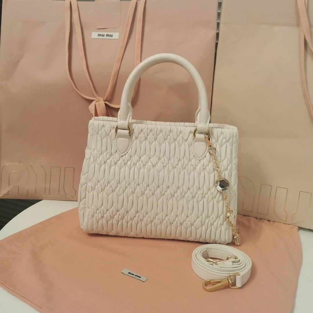 미우미우 크리스탈 클로케 나파 가죽 핸드백 화이트