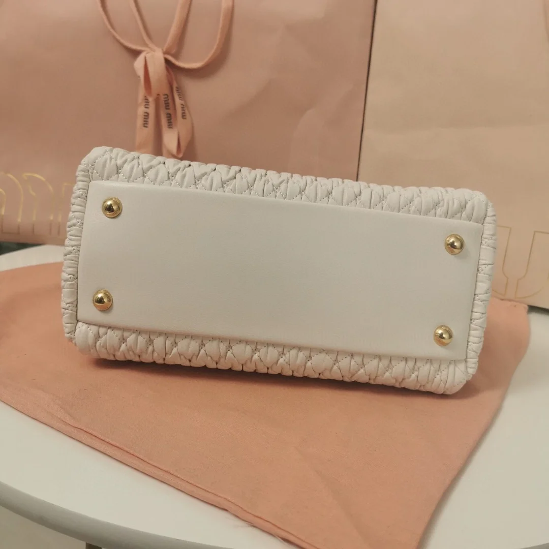 미우미우 크리스탈 클로케 나파 가죽 핸드백 화이트