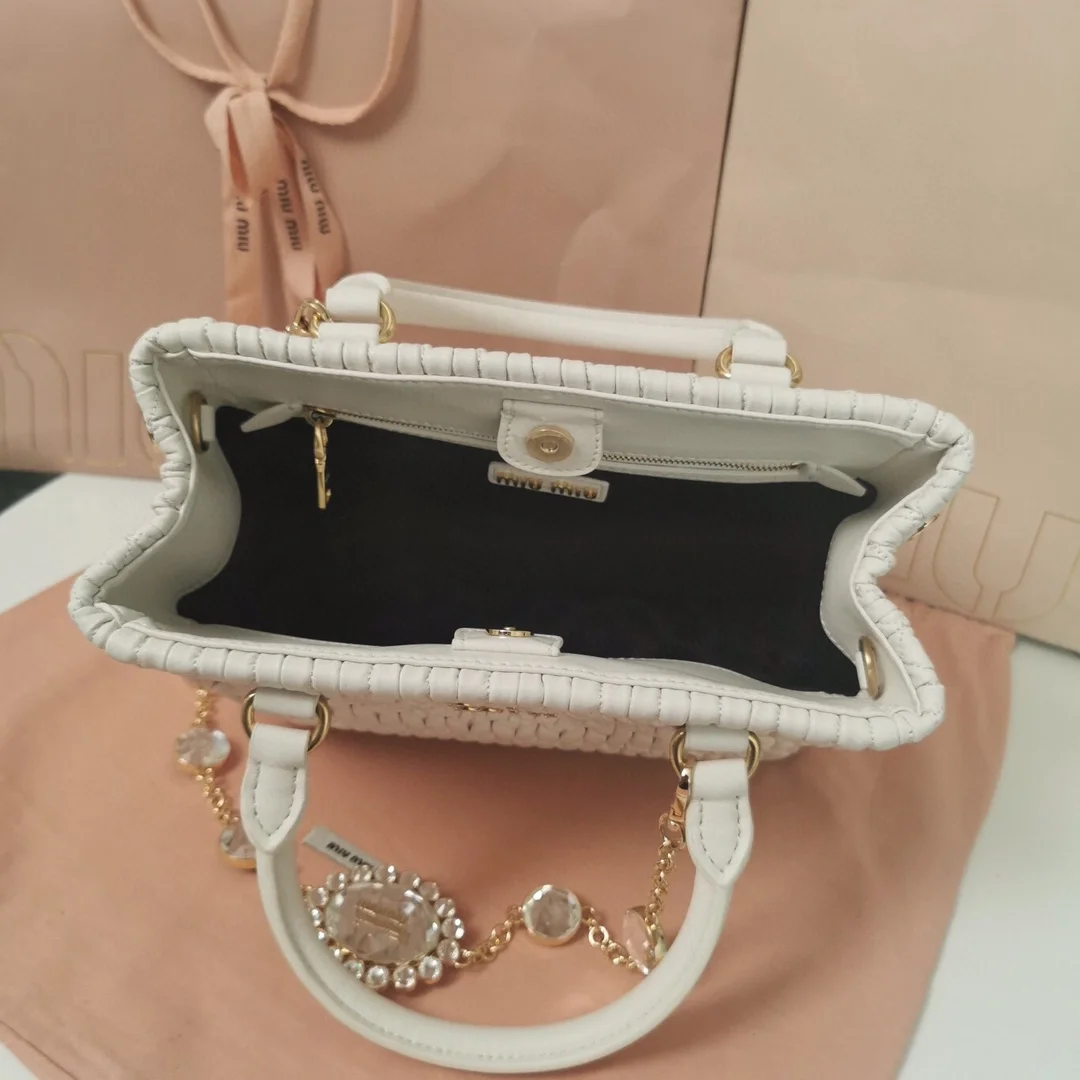 미우미우 크리스탈 클로케 나파 가죽 핸드백 화이트