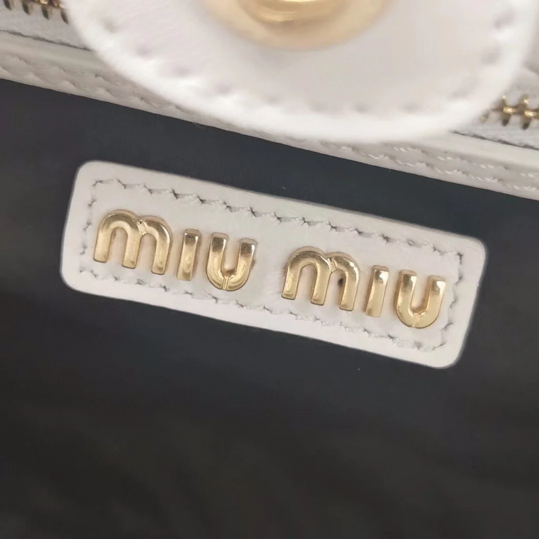 미우미우 크리스탈 클로케 나파 가죽 핸드백 화이트