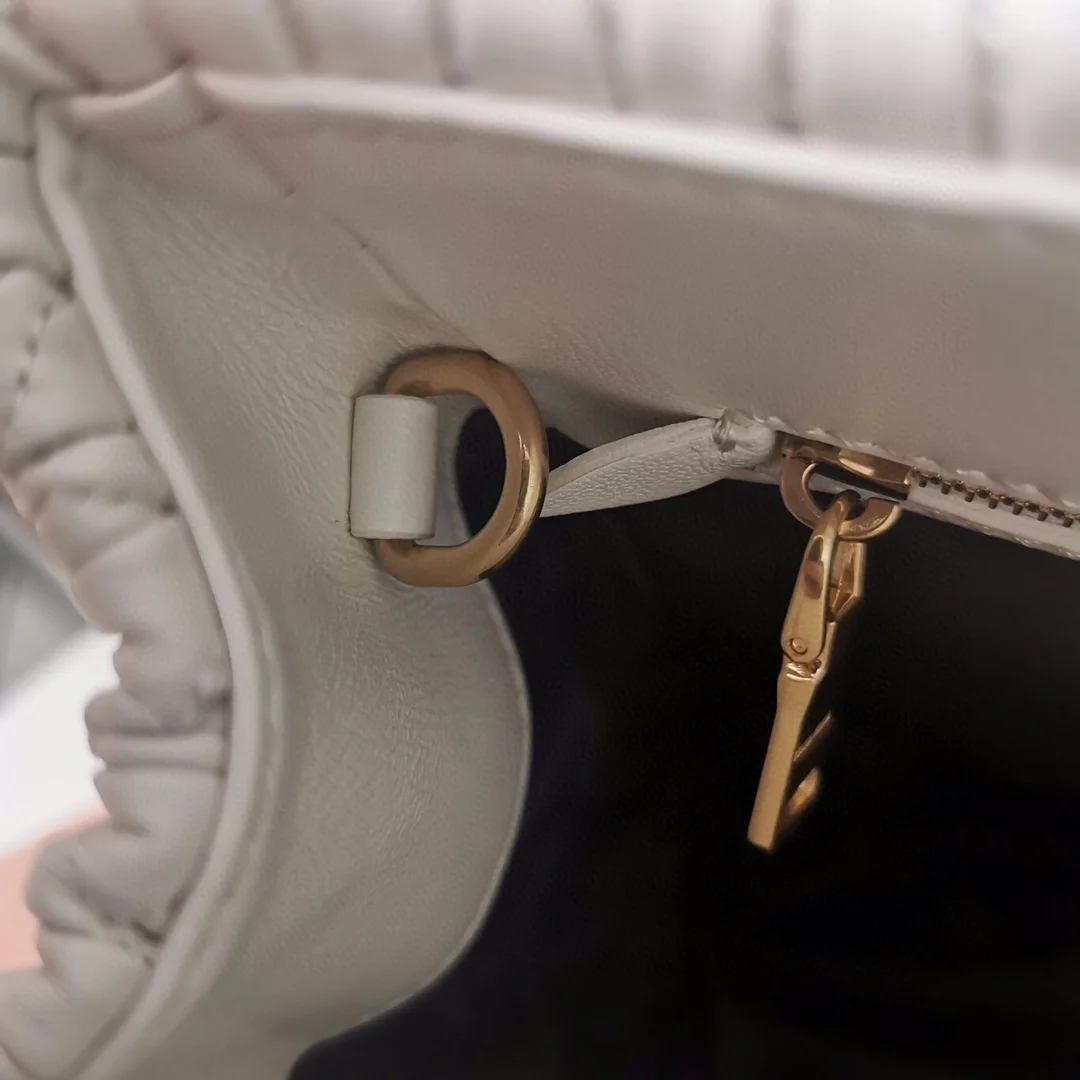 미우미우 크리스탈 클로케 나파 가죽 핸드백 화이트